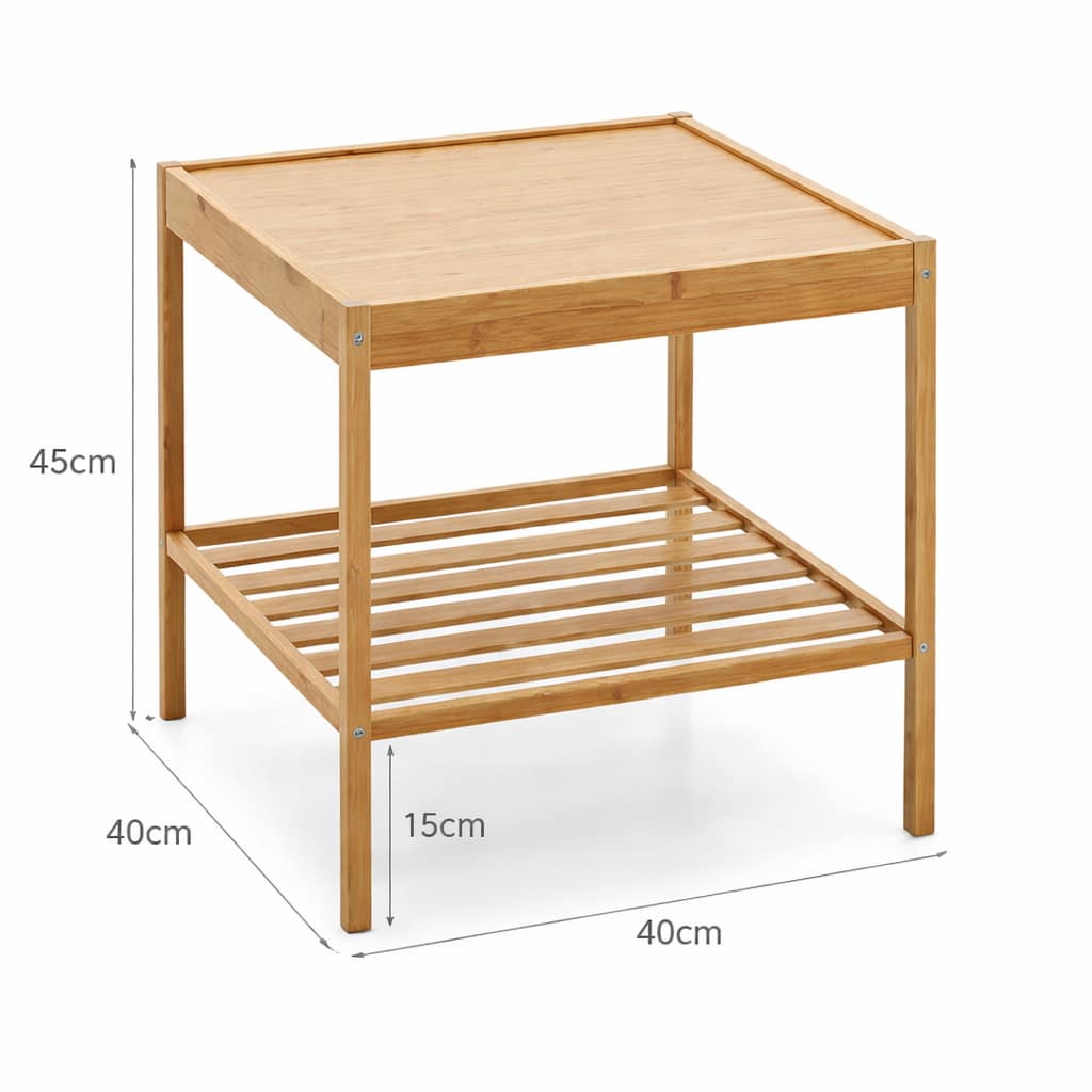 Mesa auxiliar de bambú con repisa inferior decorada en living moderno