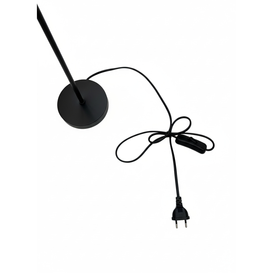 lámpara de mesa boho encendida en dormitorio