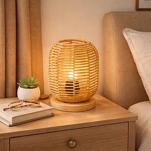 Lámpara decorativa tejida con cable, interruptor y ampolleta incluida sobre fondo blanco