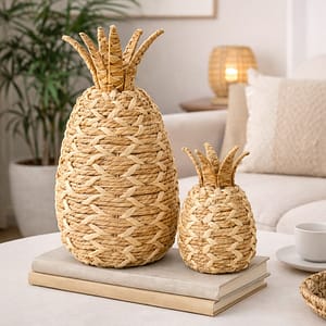 Set de piñas decorativas tejidas sobre fondo blanco con textura artesanal visible