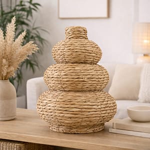 Florero decorativo tejido estilo natural sobre fondo blanco