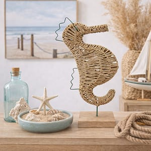 Figura decorativa de caballito de mar tejido sobre fondo blanco